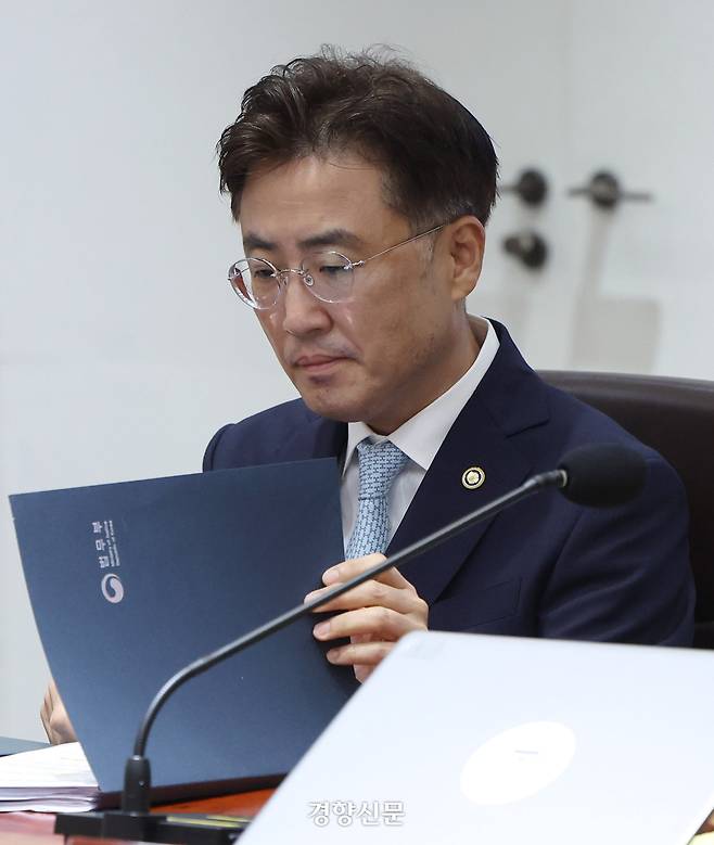 이진수 법무부 장관 직무대행 겸 차관이 1일 용산 대통령실 청사에서 열린 국무회의에 참석해 자료를 들여다보고 있다. 김창길 기자