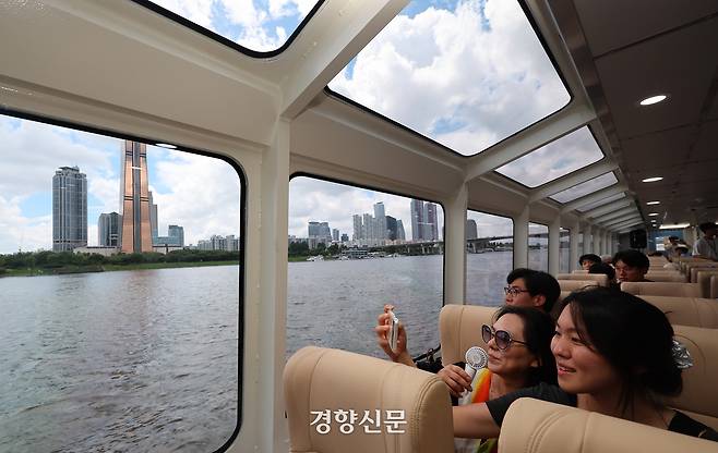 한강버스가 정식 취항을 앞두고 시범운항에 나선 1일 시민들이 기념사진을 찍으며 즐거운 시간을 보내고 있다. 문재원 기자