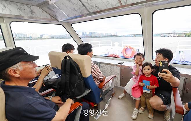 한강버스가 정식 취항을 앞두고 시범운항에 나선 1일 시민들이 기념사진을 찍으며 즐거운 시간을 보내고 있다. 문재원 기자