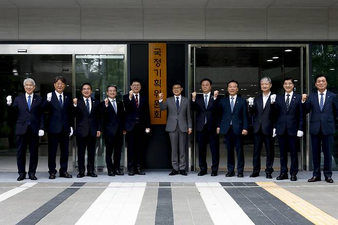 이재명 정부 대통령직인수위원회 역할을 할 국정기획위원회 출범식이 열린  지난달16일 서울 종로구 정부서울청사 창성동 별관에서 이한주 위원장과 김용범 대통령실 정책실장, 진성준 더불어민주당 정책위의장 등 참석자들이 현판식을 하고 있다. 문재원 기자