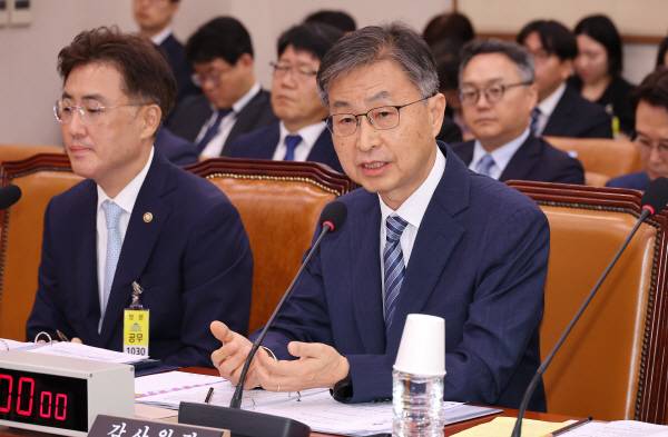 최재해 감사원장이 1일 국회에서 열린 법제사법위원회 전체회의에 참석해 질의에 답하고 있다. 연합뉴스