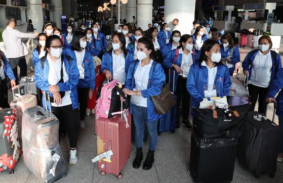 Filipino workers participating in a pilot program for foreign housekeepers in Korea enter the country through Incheon International Airport on Aug. 6, 2024. [NEWS1]