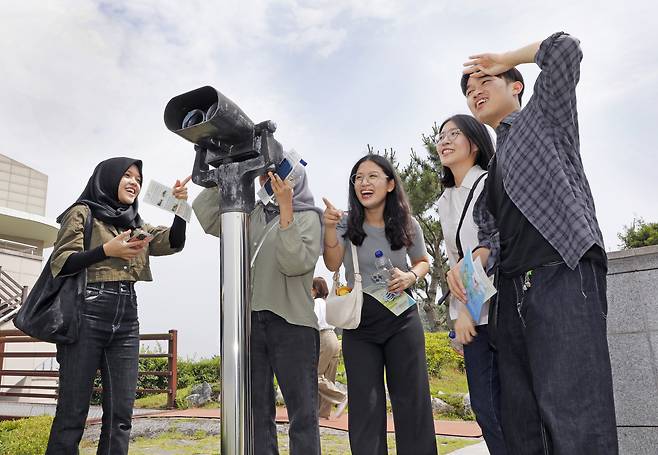 Students look out to North Korea through a telescope at the Ganghwa Peace Observatory during a trip on June 27. [PARK SANG-MOON]
