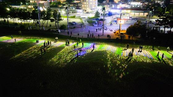 Light installations on the Sokcho beach in Gangwon [JOONGANG ILBO]