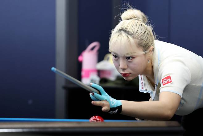 김예은(웰컴저축은행)이 애버리지 1점대를 기록하며 서유리를 꺾고 32강 대열에 합류했다. PBA 제공