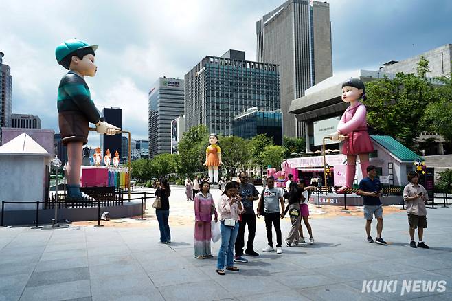 시민들과 외국인 관광객들이 1일 서울 종로구 광화문광장에서 열리고 있는 '2025 K콘텐츠 서울여행주간: 오징어게임 팝업 광화문' 행사장을 둘러보고 있다.