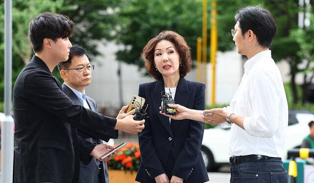 이진숙 사회부총리 겸 교육부 장관 후보자가 30일 오전 서울 여의도 한국교육시설안전원에 마련된 인사청문회 준비 사무실로 출근하며 취재진과 질의응답하고 있다. 연합뉴스