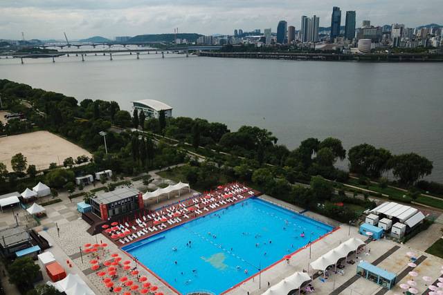 서울 전역에 폭염주의보가 발효된 30일 서울 영등포구 여의도 한강공원 수영장에서 이용객들이 더위를 피해 물놀이를 즐기고 있다. 윤웅 기자