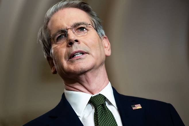 스콧 베선트 미국 재무장관이 24일(현지시간) 워싱턴DC 연방의회 의사당에서 취재진의 질문에 답하고 있다. UPI연합뉴스