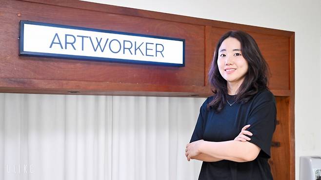 전지 리프로덕션 대표가 최근 서울 마포구 아트워커 플랫폼 사무실에서 포즈를 취하고 있다. 신석현 포토그래퍼