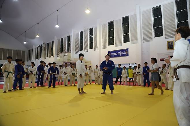 이승찬 선교사(가운데 오른쪽)가 캄보디아 유도 훈련장에서 한국 유도복 기증을 하면서 선수들과 함께 서 있다. 이 선교사 제공