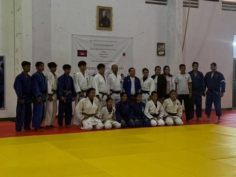 이승찬 선교사(오른쪽 맨 끝)가 캄보디아 유도 국가대표팀 선수 및 관계자들과 함께 기념 촬영을 하고 있다. 이 선교사 제공