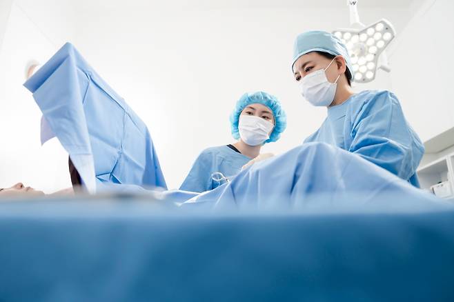 박정원(오른쪽) 신소애여성의원 원장이 수술을 집도하고 있다. 신소애여성의원 제공
