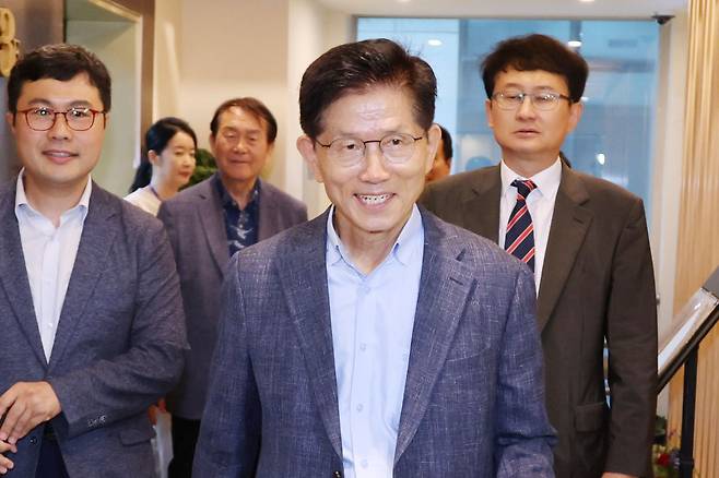 국민의힘 김문수 전 대선 후보가 20일 대선 후 캠프 관계자들과 오찬을 하기 위해 서울 여의도의 한 중식당으로 들어가고 있다. 연합뉴스