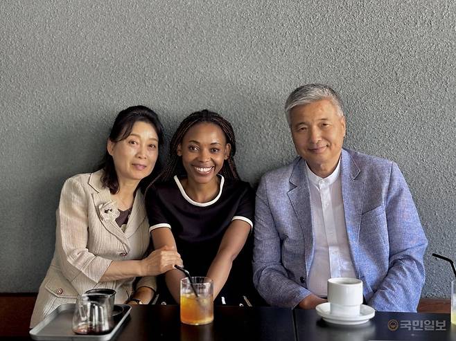 노록수 선교사 부부와 딸 레베카씨가 29일 서울 서초구 한 카페에서 해후했다. 왼쪽부터 김은혜 선교사와 레베카씨, 노록수 선교사.