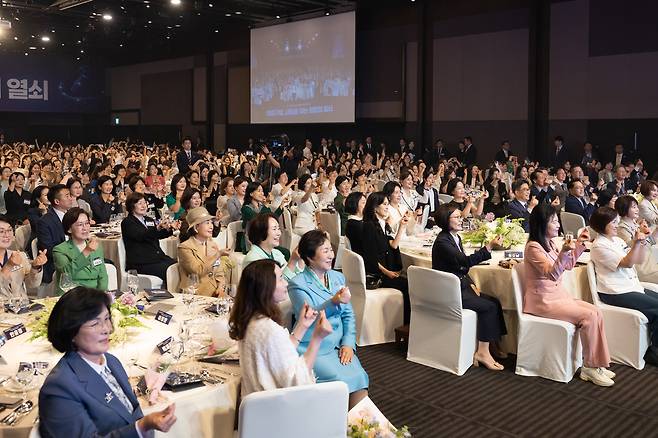 이재명 대통령의 배우자 김혜경 여사가 1일 서울 중구 신라호텔에서 개최한 '제4회 여성기업주간 개막식'에서 참석자들과 손가락 하트를 만들어보이고 있다. 대통령실 제공