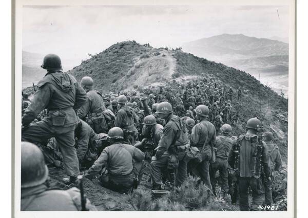 1951년 3월 6.25전쟁 당시 유엔군이 문산리에서 중공군 공격을 대기하고 있는 모습. 국가기록원 제공