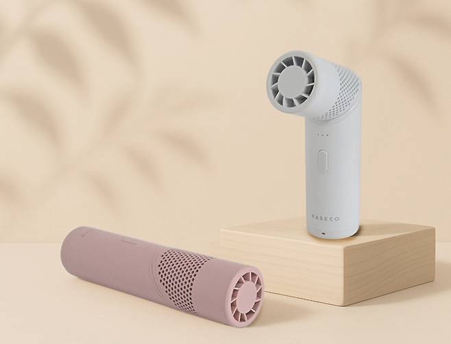 파세코의 일자형 휴대용 선풍기 ‘핸디팬 플렉스’.