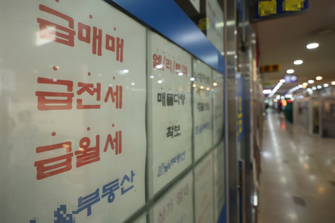 서울 시내 한 부동산에 전월세 매매 관련 안내문이 붙어 있다. [한주형 기자]