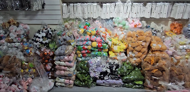 특허청 상표특별사법경찰이 적발한 위조 상품 매장. 포켓몬스터 등 유명 캐릭터 위조 상품이 쌓여있다. [사진=특허청]