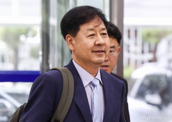 [서울=뉴시스] 김근수 기자 = 구윤철 경제부총리 겸 기획재정부 장관 후보자가 30일 서울 중구 예금보험공사에 마련된 후보자 사무실로 출근하고 있다. 2025.06.30.