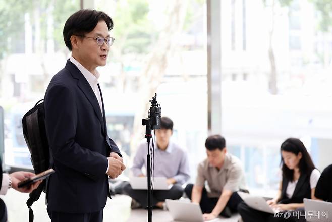 (서울=뉴스1) 오대일 기자 = 이재명 정부 초대 산업통상자원부 장관에 지명된 김정관 후보자(두산에너빌리티 사장)가 30일 오전 서울 강남구 한국기술센터에 마련된 인사청문회 준비단 사무실로 출근하며 지명 소감을 밝히고 있다. 2025.6.30/뉴스1  Copyright (C) 뉴스1. All rights reserved. 무단 전재 및 재배포,  AI학습 이용 금지. /사진=(서울=뉴스1) 오대일 기자