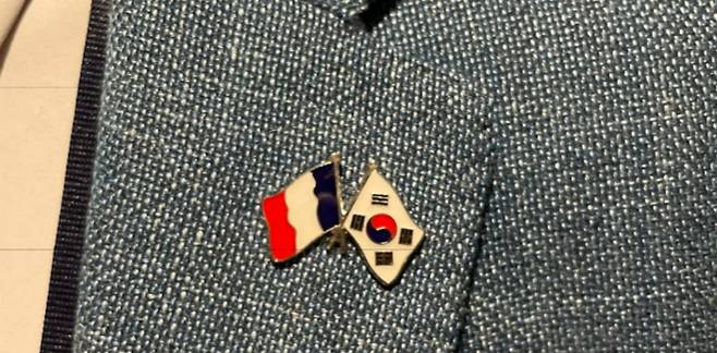 유종필 창진원장이 프랑스 파리에 가져온 배지/사진=김성휘 기자