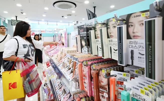 서울 시내 한 다이소 매장을 찾은 외국인 관광객들이 화장품을 살펴보고 있다.   LG생활건강이 다이소 전용으로 선보인 '바이 오디-티디(Bye od-td)'가 출시 9개월 만에 100만개 이상 판매되고, 토니모리가 다이소에 출시한 '본셉'은 론칭 1년 만에 누적 판매량 300만개를 돌파하는 등 최근 K-뷰티의 인기에 힘입어 외국인 관광객들의 필수 방문코스로 자리매김한 다이소 전용 화장품 판매량이 증가세를 나타내고 있다. /사진제공=뉴시스