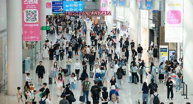 현충일 연휴가 시작된 6월 6일 오전 인천국제공항 제1터미널 면세점이 관광객들로 붐비고 있다. /사진=(인천공항=뉴스1) 김진환 기자
