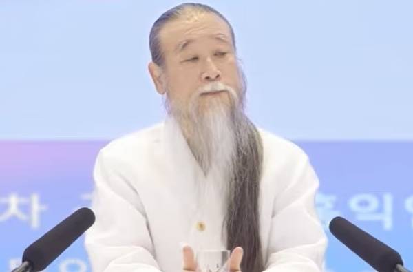 박지원 더불어민주당 의원이 역술가 천공의 발언을 지적했다. 사진은 역술가 천공. /사진=유튜브 채널 'jungbub2013' 캡처