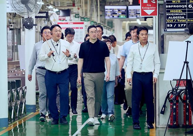 구광모 LG그룹 회장(앞줄 가운데)이 인도 뉴델리에 위치한 LG전자 노이다 생산공장에서 생산라인을 살펴보고 있다. /사진=LG