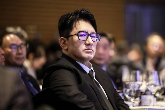 하이브가 방시혁 의장이 주도하는 '멀티 홈, 멀티 장르' 전략의 일환으로, 미국·일본·라틴아메리카에 이어 세계 최대 인구 시장인 인도까지 거점을 확대하면서 글로벌 K팝 생태계 구축에 속도를 내고 있다. 사진은 방시혁 하이브 의장이 지난 2월 서울 영등포구 FKI타워에서 열린 한국경제인협회 제64회 정기총회에 참석한 모습. /사진=뉴시스