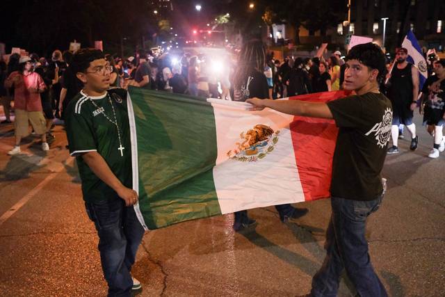 9일 미국 텍사스주에서 멕시코 국기를 들고 시위에 참여한 시위대. 사진은 기사 내용과 직접 관련 없음. 로이터 연합뉴스
