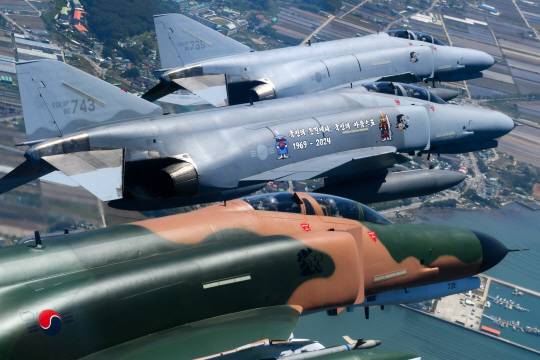 2024년 6월7일 퇴역식을 앞둔 F-4E 팬텀 4대 필승편대가 지난 9일 49년 만의 국토순례 고별비행을 하고 있다. 맨 앞 패텀 4번기는 49년 전 방위성금헌납기 모습을 재연해 정글무늬 도장을 새로 했다. 나머지 3기는 회색 바탕에 ‘국민의 손길에서, 국민의 마음으로 1969~2024’라는 기념 문구가 새겨졌다. 문구 양 옆에는 팬텀의 고유 캐릭터인 ‘스푸크(spook·도깨비)’ 문양, 왼쪽엔 빨간마후라와 태극무늬를 더한 스푸크, 오른쪽에는 조선시대 무관의 두정갑을 입은 스푸크가 자리잡았다. 공군 제공