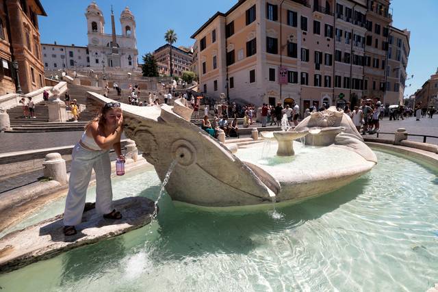 로마서 ‘첨벙’  : 30일 최고수준 폭염 경보가 발령된 이탈리아 로마에서 한 시민이 스페인 광장 분수의 물로 더위를 달래고 있다.  로이터 연합뉴스