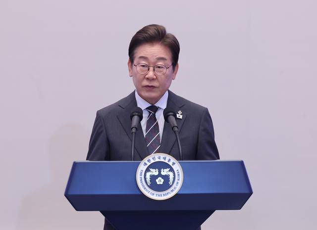 이재명 대통령이 27일 청와대 영빈관에서 열린 ‘호국 보훈의 달, 대통령의 초대’ 행사에서 인사말을 하고 있다. 이번 행사에는 국가유공자 및 유족, 보훈단체장, 특별초청자 등이 참석했다. 연합뉴스