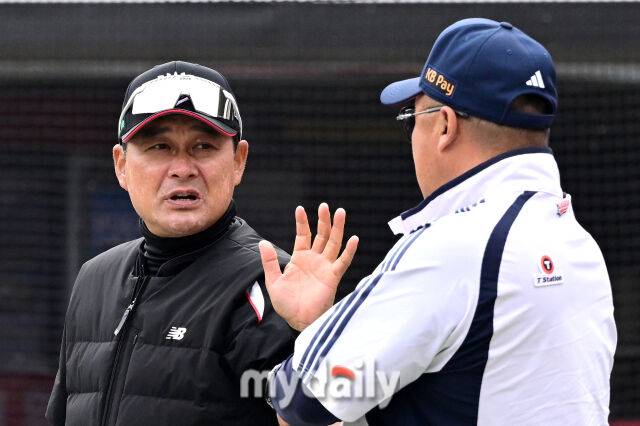 2025년 3월 25일 오후 경기도 수원KT위즈파크에서 '2025 신한 SOL뱅크 KBO 리그' 두산 베어스와 KT 위즈의 경기가 열렸다. 경기 전 KT 이종범 코치가 두산 조인성 코치와 이야기를 나누고 있다./마이데일리