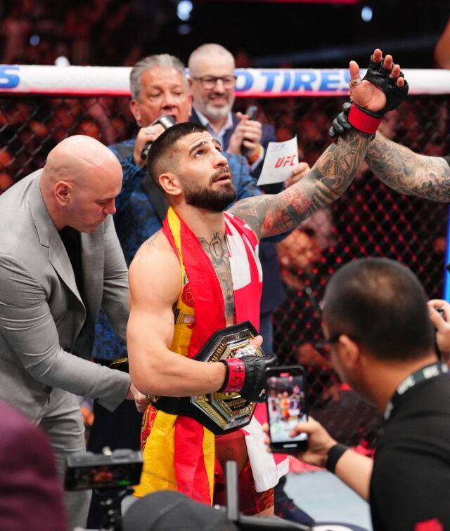 토푸리아(가운데)가 승리 후 세리머니를 하고 있다. /UFC 제공