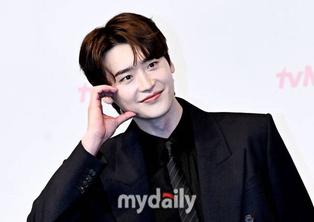 배우 이종석이 1일 오후 서울 신도림 더링크호텔에서 진행된 tvN 주말드라마 '서초동' (극본 이승현, 연출 박승우) 제작발표회에서 포토타임을 갖고 있다. / 송일섭 기자