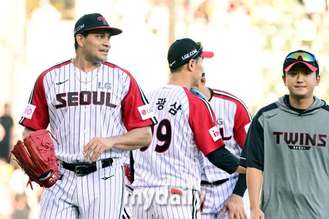 29일 오후 서울 잠실야구장에서 진행된 '2025 프로야구 KBO리그' KIA-LG의 경기.LG 선발 치리노스가 6회초 교체되고 있다./마이데일리