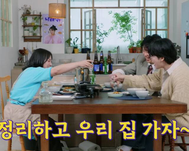 박나래, 피오, 김진우가 술잔을 기울이며 행복해하고 있다. / 유튜브 '나래식' 캡처