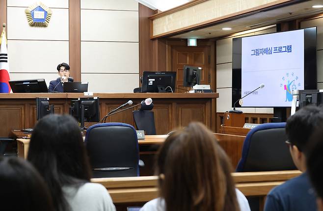 지난 24일 서울 서초동 서울중앙지법에서 우민제 판사가 그림자배심원들을 대상으로 국민참여재판과 그림자배심 프로그램에 대해 설명하고 있다. [연합]