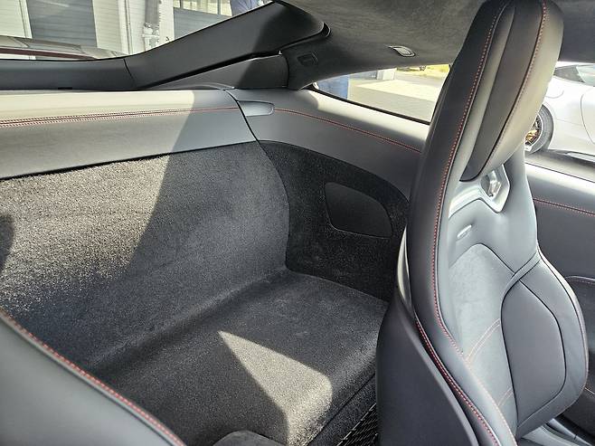 AMG GT 63 프로 4MATIC+ 1열 뒤에 마련된 수납공간. 독일 아팔터비흐=서재근 기자