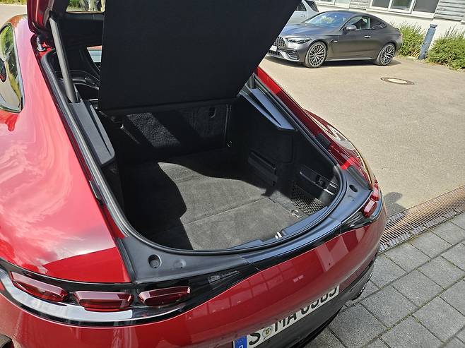 AMG GT 63 프로 4MATIC+ 트렁크 공간. 독일 아팔터바흐=서재근 기자