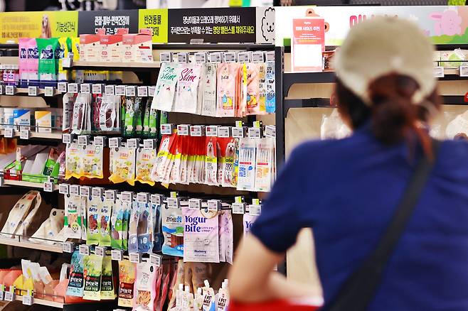 서울의 한 대형마트에 진열된 반려동물 영양제 등 건강제품. [연합]