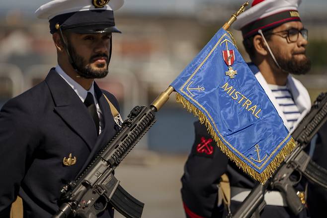 덴마크 코펜하겐 항구에서 30일(현지시간) 선원과 초청객들이 프랑스 상륙함 PHA 미스트랄호 리셉션에 참여하고 있다. [EPA]
