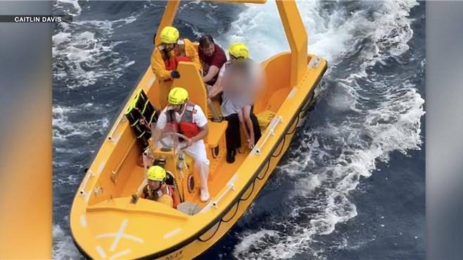 구조된 아이가 구조정을 타고 여객선으로 돌아오는 모습.  [ABC뉴스]