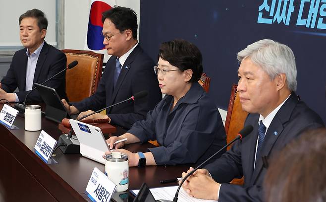 김선민 조국혁신당 당 대표 권한대행(왼쪽 세번째)이 23일 국회에서 열린 최고위원회의에서 발언하고 있다. [연합]