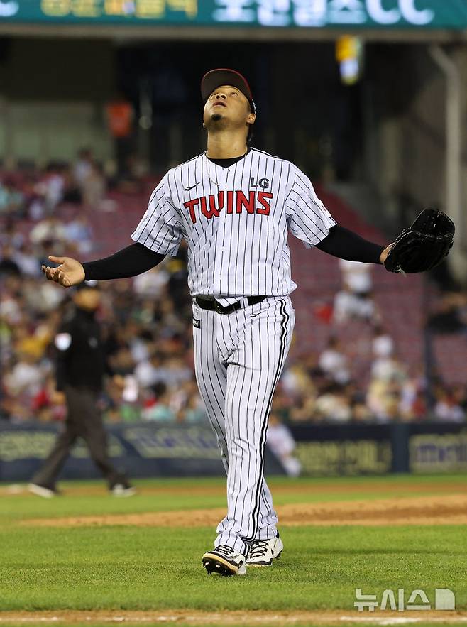 [서울=뉴시스] 김선웅 기자 = 11일 서울 송파구 잠실야구장에서 열린 2025 프로야구 SSG 랜더스와 LG 트윈스의 경기, 5회초 2사 주자 만루 상황, LG 선발투수 에르난데스가 2점을 내주고 역전을 허용해 강판돼 마운드에서 내려오고 있다. 2025.06.11. mangusta@newsis.com