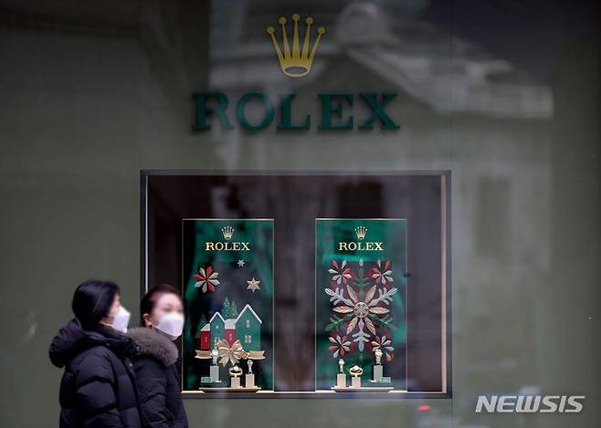[서울=뉴시스] 김진아 기자 = 사진은 2일 서울시내 한 백화점 롤렉스 매장. 2024.01.02. bluesoda@newsis.com